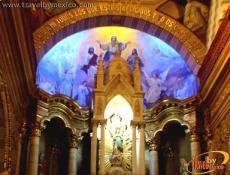 Escultura de la Inmaculada Concepción y mural de la Santísima Trinidad