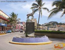 Ubicada en una glorieta en el  Paseo Olas Altas