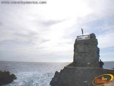 Clavadista listo para efectuar su salto