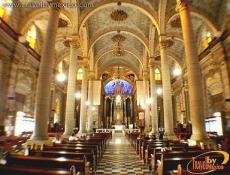 Cuenta con tres naves