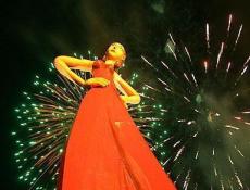 Muñeca Gigante del Carnaval durante el espectáculo de la batalla naval