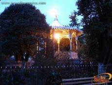 Vista nocturna del kiosco