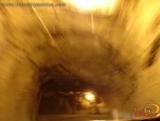 Interior del túnel, automovil en movimiento.