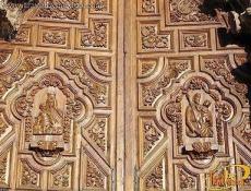 Sculptures of St. Teresa on the left and San Juan de la Cruz on the right