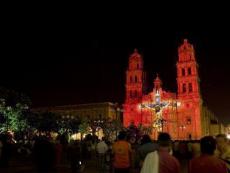 Proyección de Cristo sobre la Catedral, espectáculo titulado Golden Vegetal Cathedral