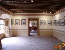 Exposición de fotografía antigua en blanco y negro.