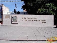 Monumento a los fundadores de la ciudad con fecha oficial del 3 de noviembre de 1592