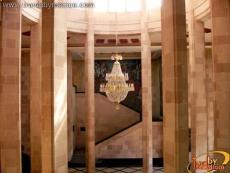 A lo largo de sus escaleras se pueden apreciar murales de Fernando Leal