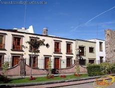 El espacio estaba limitado por una muralla fortificada con torreones 
