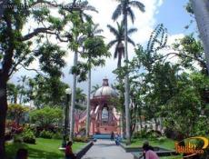 Andador en Plaza de Armas Tampico con Kiosco de fondo.
