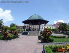 Bello kiosco europeo, adorno central de la plaza.