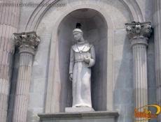 Bellas esculturas labradas.
