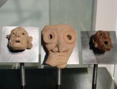 Mascarones en el museo.

