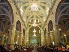 Majestuosas bÃ³vedas pintadas al fresco.
