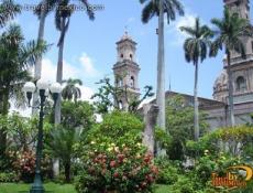 Vista de una de las torres desde la Plaza de Armas.

