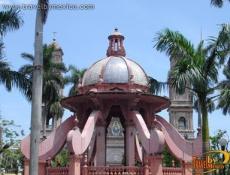 Kiosco de la ciudad, construida en cantera rosa.
