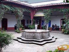 Sus salas rodean un patio central adornado con una fuente