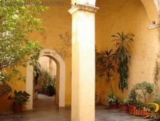 Patio interno hacia la segunda sala