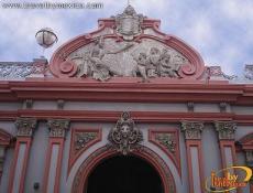 Detalle de la fachada de la Biblioteca Histórica Librado Basilio en el Colegio Preparatorio de la ciudad