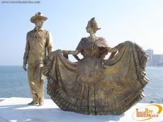 Statue of Jarocho dancers on the boardwalk