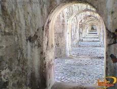 Pasillo interno con piso original de piedra mucar