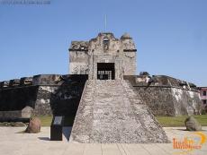 Entrada principal al recinto y su museo
