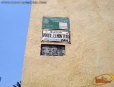 Placa antigua con el nombre de la calle