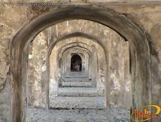 Corredor que divide los dos patios internos