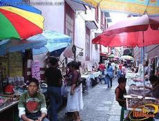 Puestos dentro del callejón