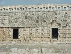 Conformada por 250 mascarones esculpidos en piedra.