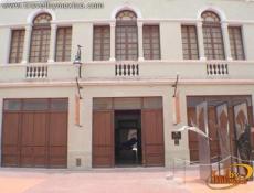 A un costado de la Catedral de San Ildefonso