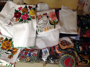 Bordados a mano por artesanos yucatecos