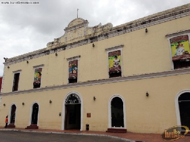 ubicado en la plaza principal