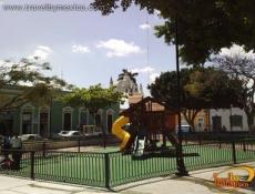 Juegos infantiles con el arco de fondo.