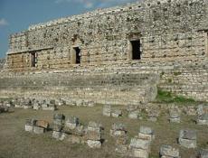 Conformada por 250 mascarones esculpidos en piedra.