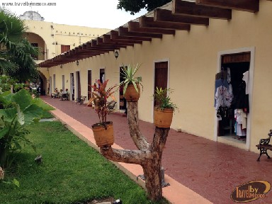 ubicado en la plaza principal