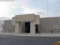 Con vías de fácil acceso y amplio estacionamiento.