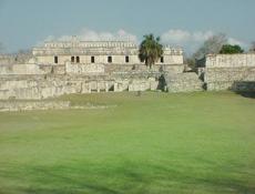 Su edificio principal nombrado Palacio de los Mascarones