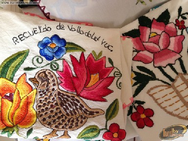 Bordados a mano por artesanos yucatecos