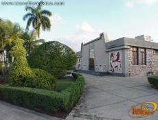 Cuenta con un pequeño foro donde ocasionalmente se presentan obras locales y representaciones infantiles